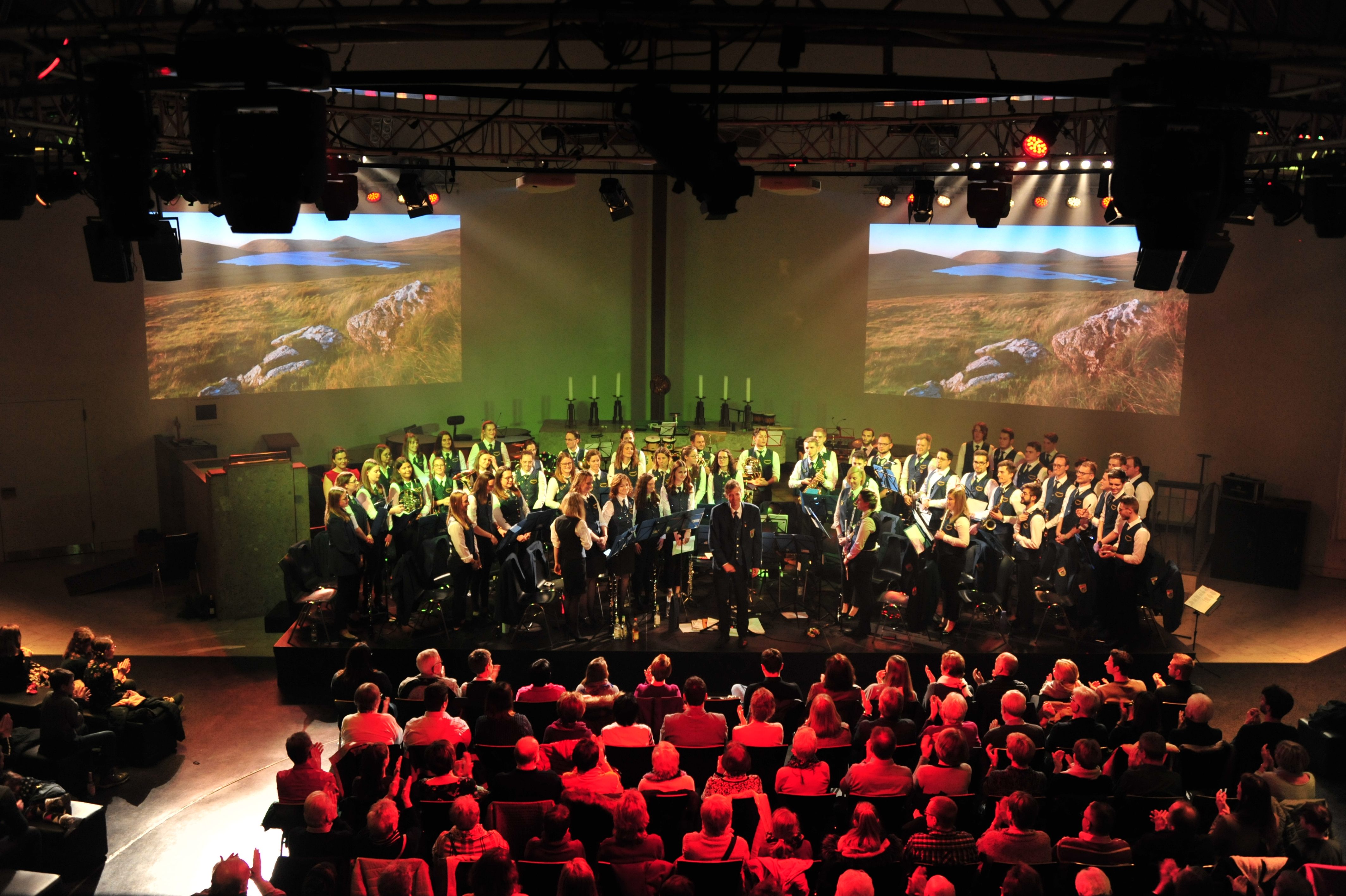 Das Große Orchester verabschiedet sich mit einem Irischen Segenslied vom Publikum in der Nürnberger LUX-Kirche (2019)